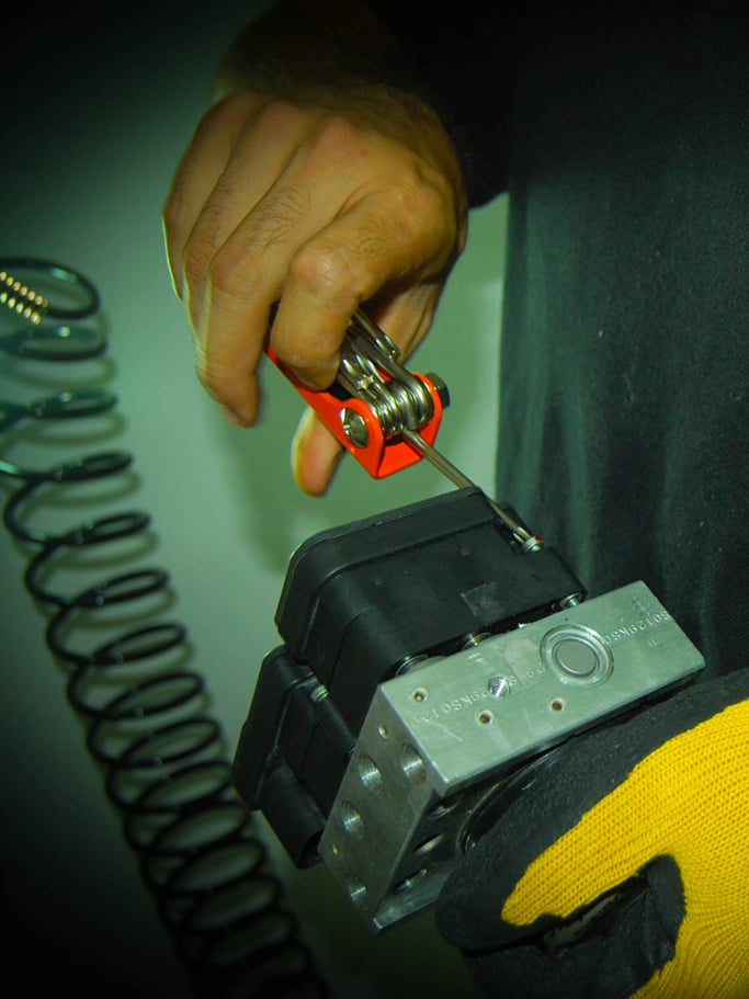 Especialista en reparación hidráulica de módulos ABS en Colombia
