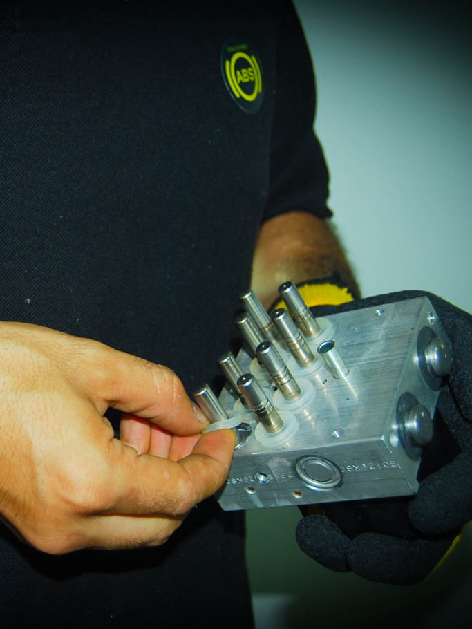 Experto en reparación hidráulica de módulos ABS en Colombia