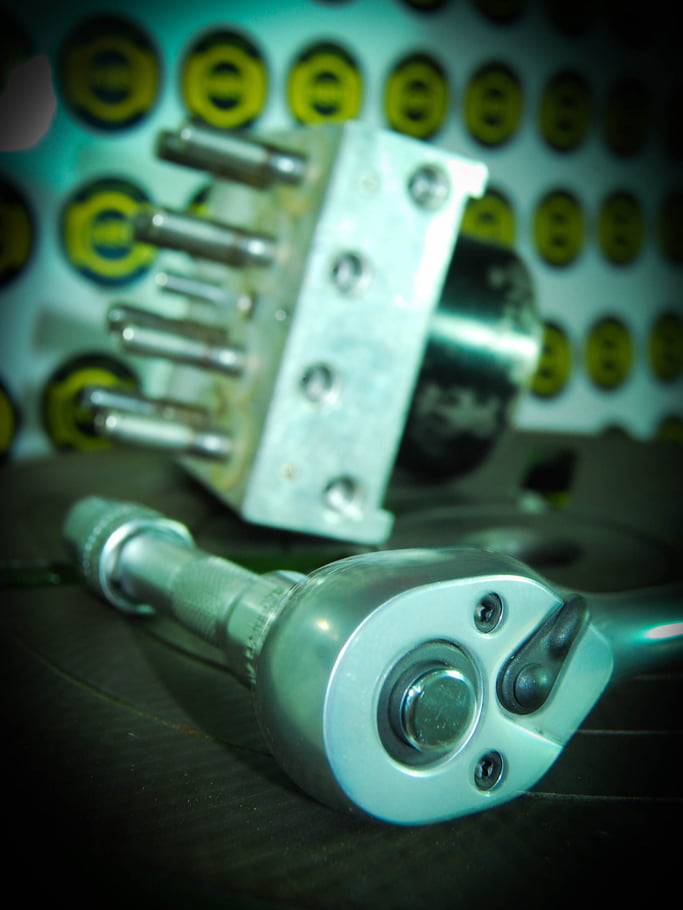 Taller de reparación hidráulica de módulos ABS en Colombia